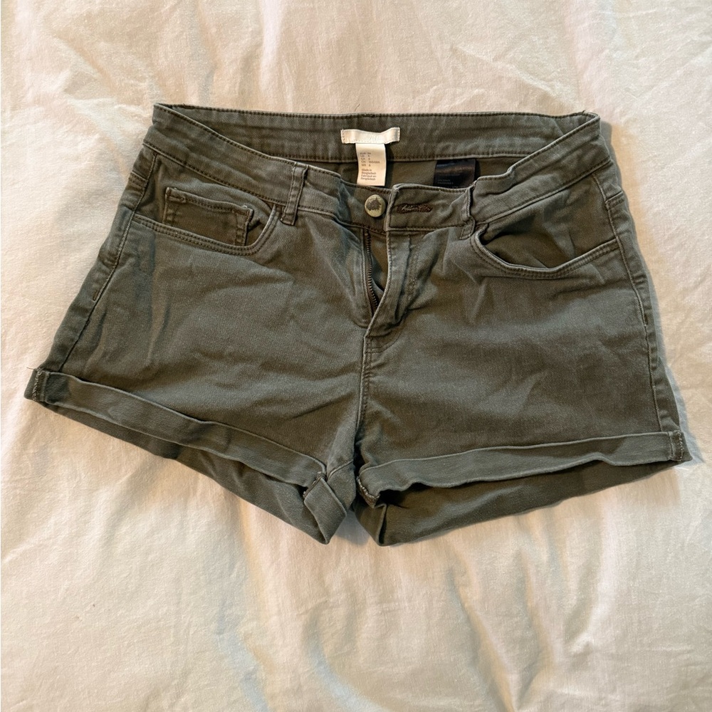 H&M Women's Olive Green Casual Stretch Cuffed Hem Shorts